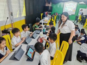 Teachers in Sarawak classroom using Kayam School app