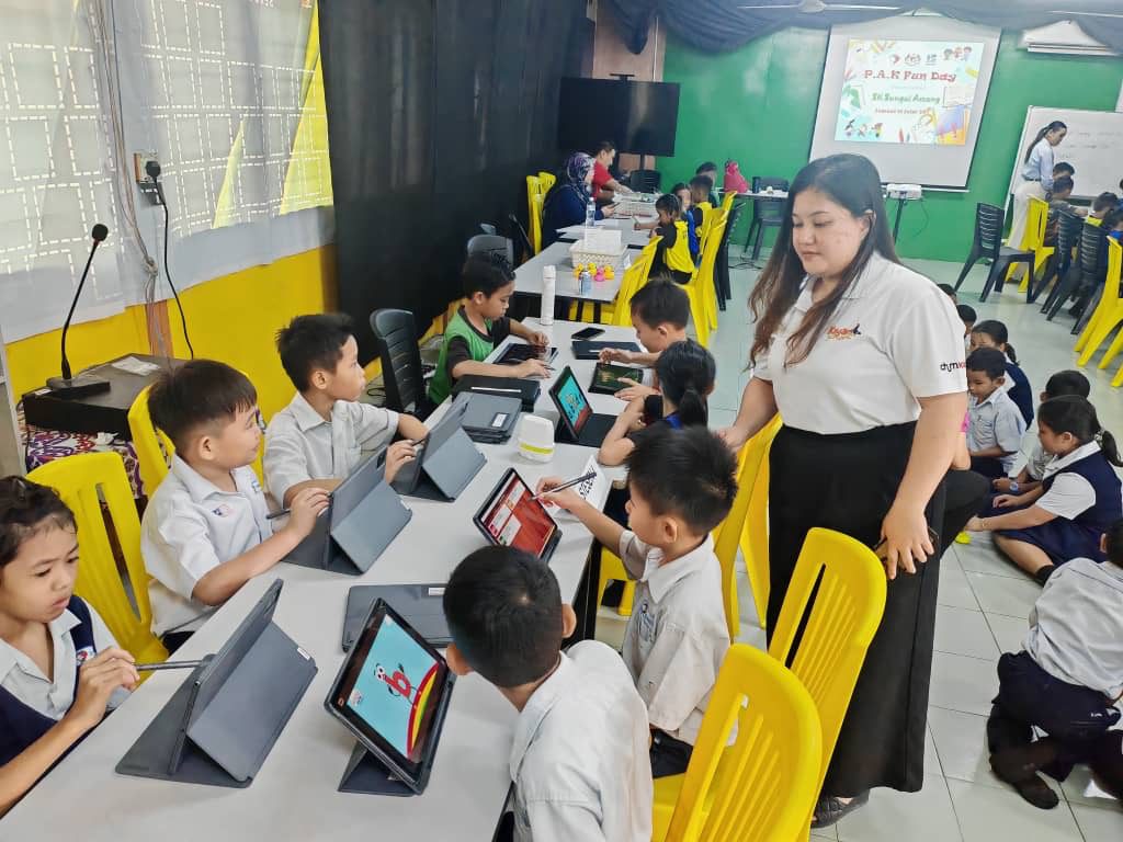 Teachers in Sarawak classroom using Kayam School app