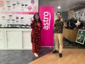 Teacher mentoring students using AI tools in a Malaysian classroom